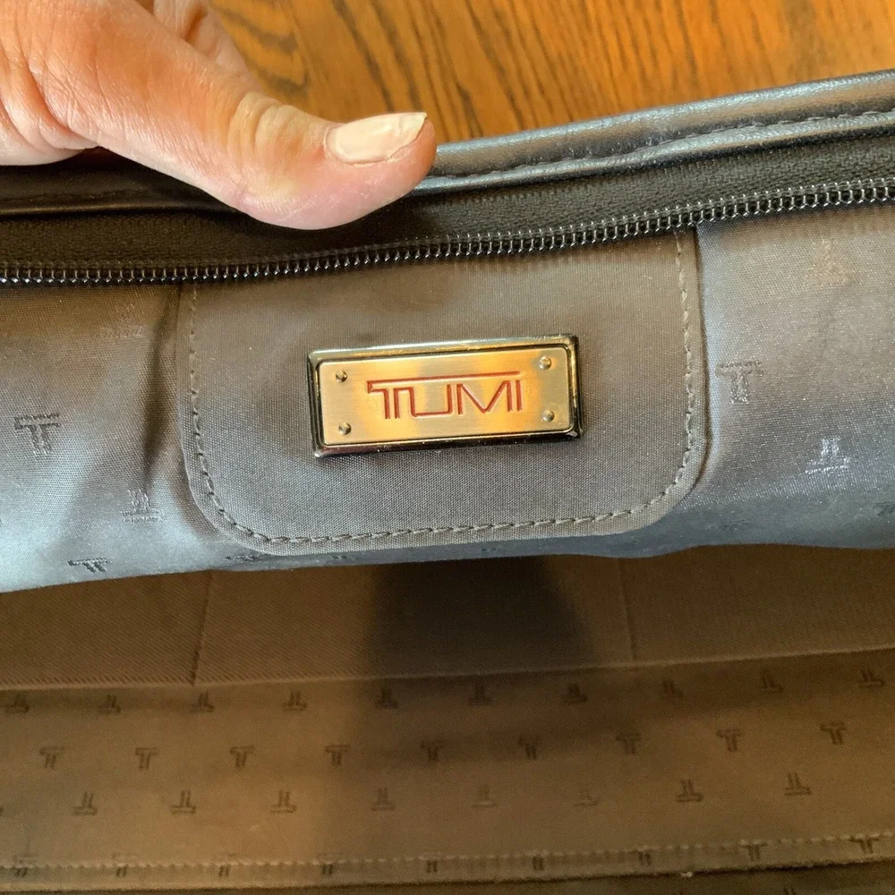 Tumi Black Genuine Leather‎ Briefcase Messenger Bag Laptop Computer Business
